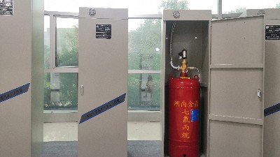 七氟丙烷柜式灭火装置压力表指针在绿区就是正常的吗？