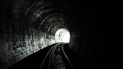 铁路隧道设备洞室火灾有什么特点？